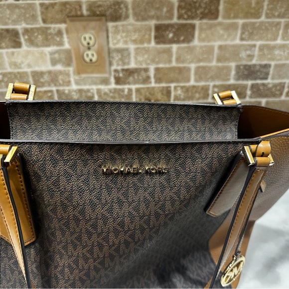 Michael Kors Bundle Signature Tote and Clutch with zipper inside - Picture 3 of 10
